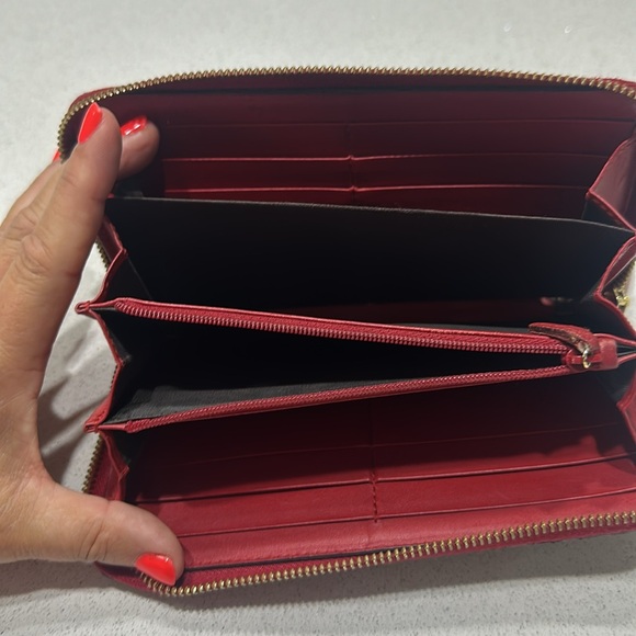 💯 Authentic gucci angry cat long wallet w red trim
Condition 9./10 - Picture 3 of 7